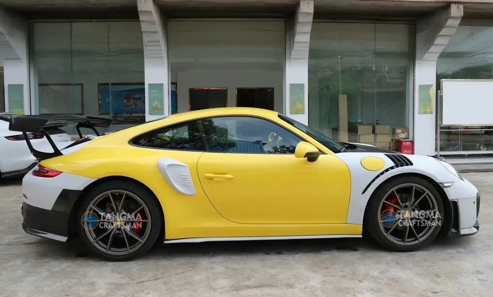 Porsche 911 992 GT3 RS Style Carbon Fiber Kit image 12 product detail